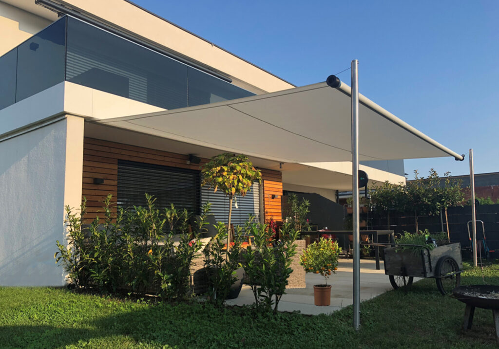 Shade Sonnensegel mit zwei Edelstahlmasten auf moderner Terrasse