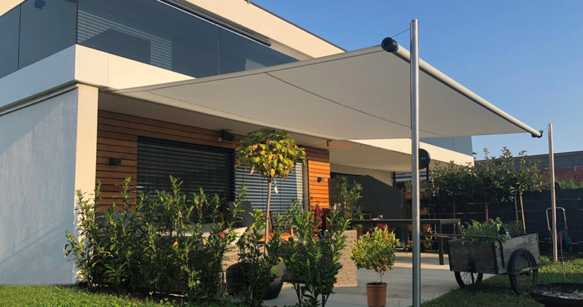 Shade Sonnensegel mit zwei Edelstahlmasten auf moderner Terrasse