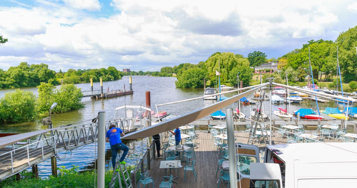Sonnensegelmontage beim Restaurant Bootshaus am Weserbogen