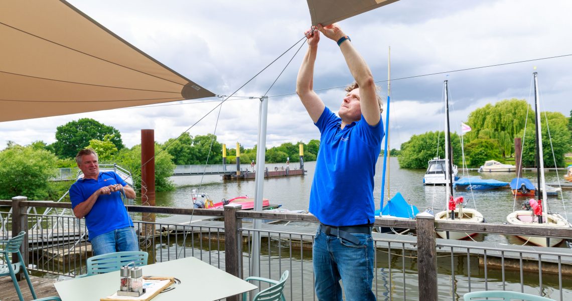Admiral Living Team beim Segel spannen im Restaurant Bootshaus am Weserbogen