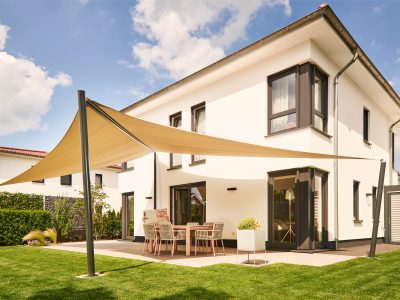 SunFurl RES Sonnensegel über moderner Privat-Terrasse